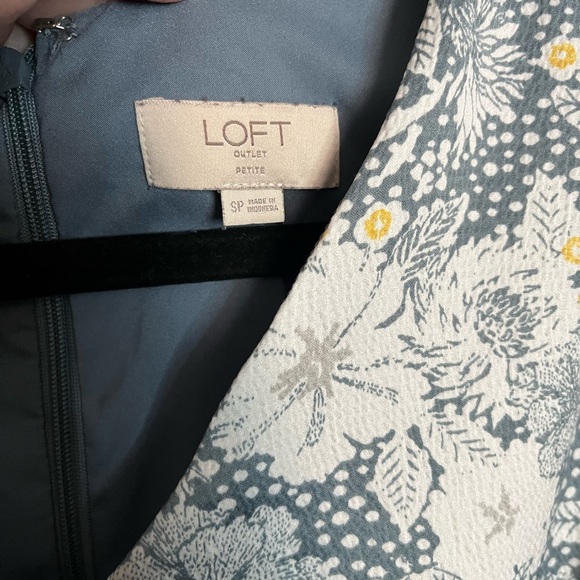 Loft Outlet Blue & White Floral V-Neck Fit & Flare Dress, Size SP - Picture 4 of 5